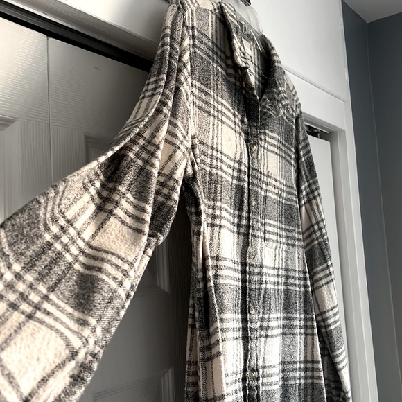 American Eagle gray & white flannel - Picture 4 of 7